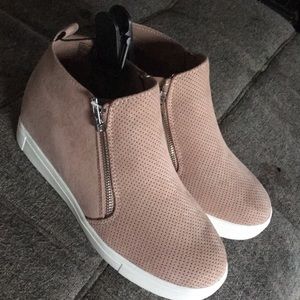 Women’s size 7 1/2 pink shoes